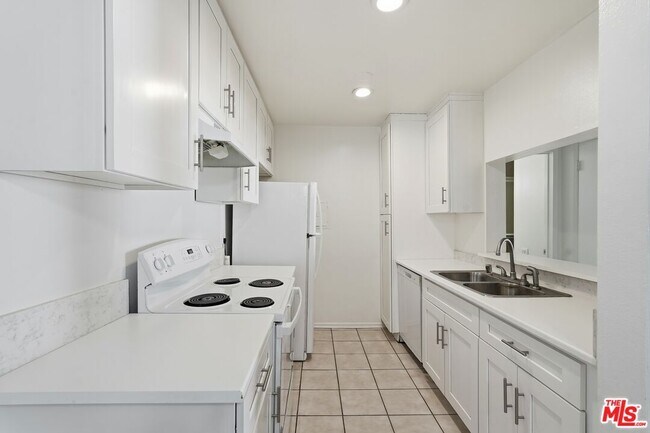 Photo - 5460 White Oak Ave Unit G111