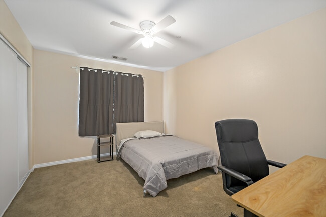Building Photo - 3455 Dwight Ave Unit Bedroom 2
