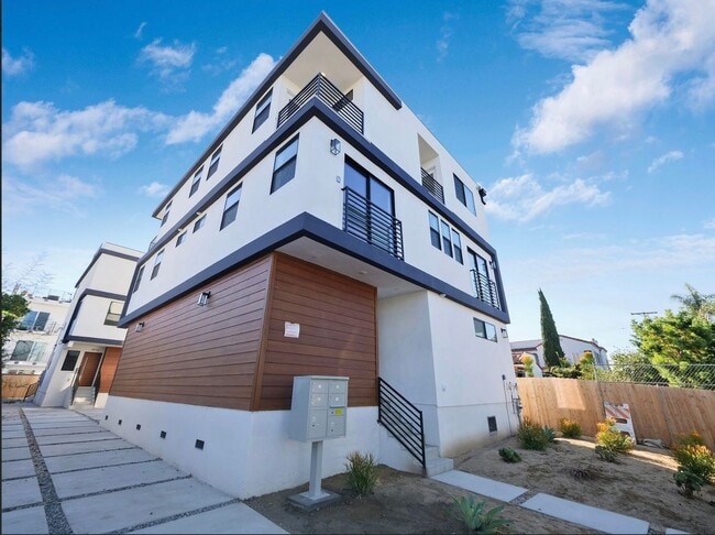 Building Photo - Massive 4 & 5 Bed Luxury Townhomes Unit #1858 1/2