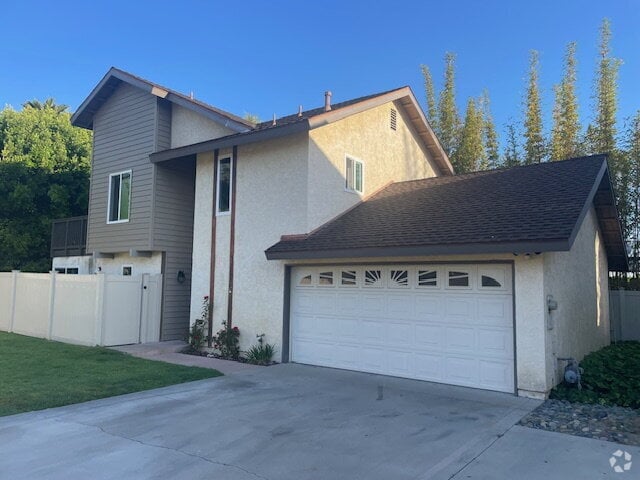 Building Photo - "Charming 3-Bed, 3-Bath Townhouse with Gue...