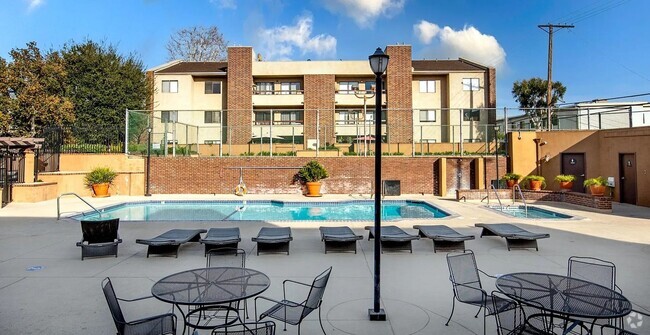 Building Photo - 2 Bedroom/ 2 Bath Condo In The Heart of Gl... Unit 203