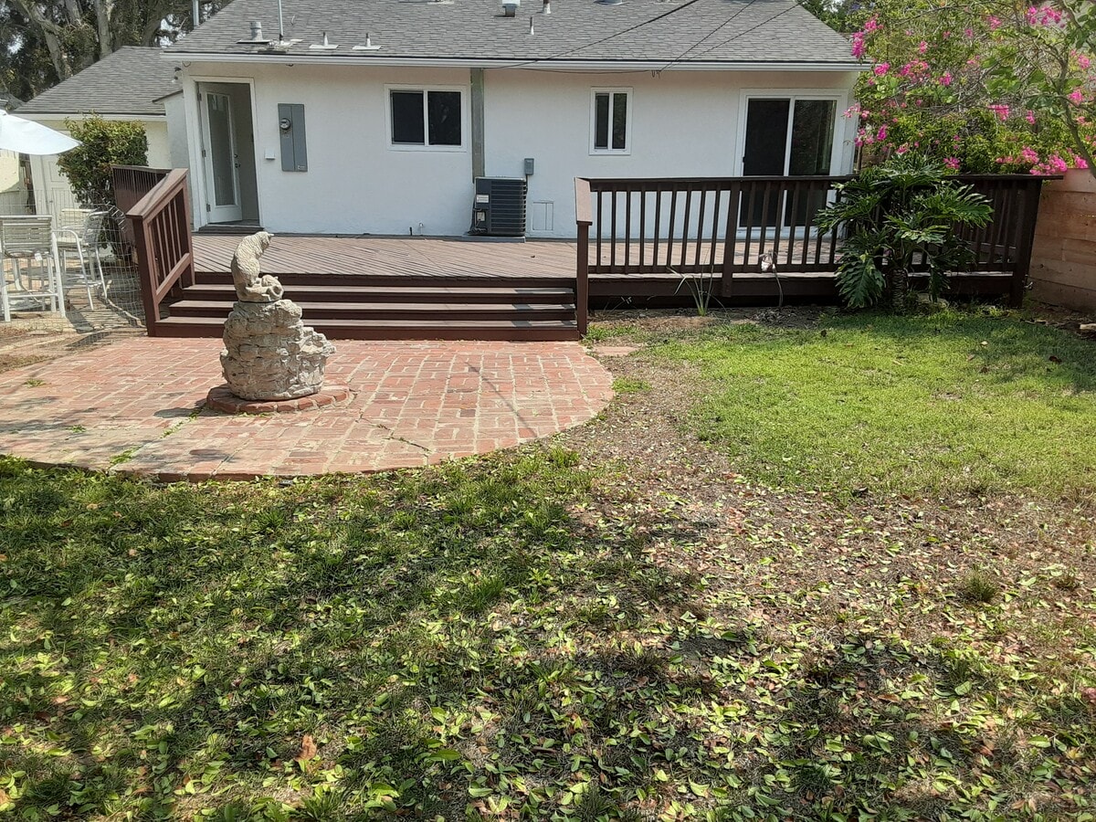 Shared yard - 10829 Woodbine St