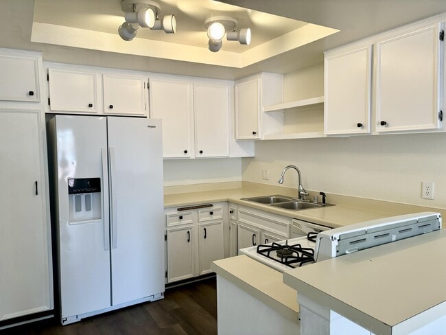 Building Photo - 9885 Caspi Gardens Dr