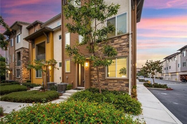 Building Photo - 747 Savi Dr