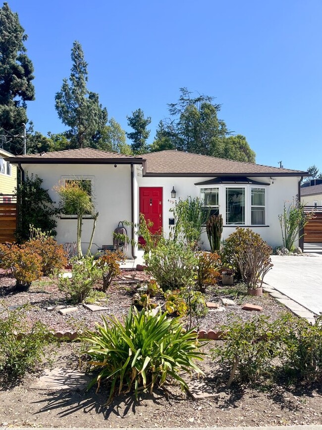 Building Photo - Charming Stand-Alone Home in El Sereno