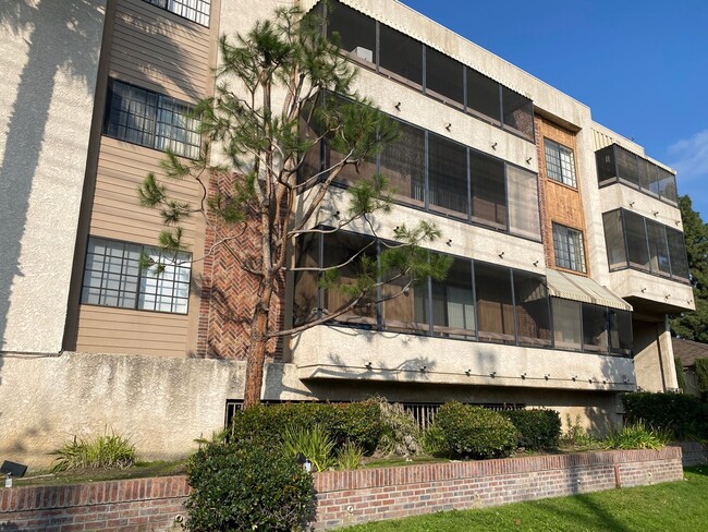 Building Photo - MOVE IN SPECIAL - Quiet Building, Prime Lo... Unit 103