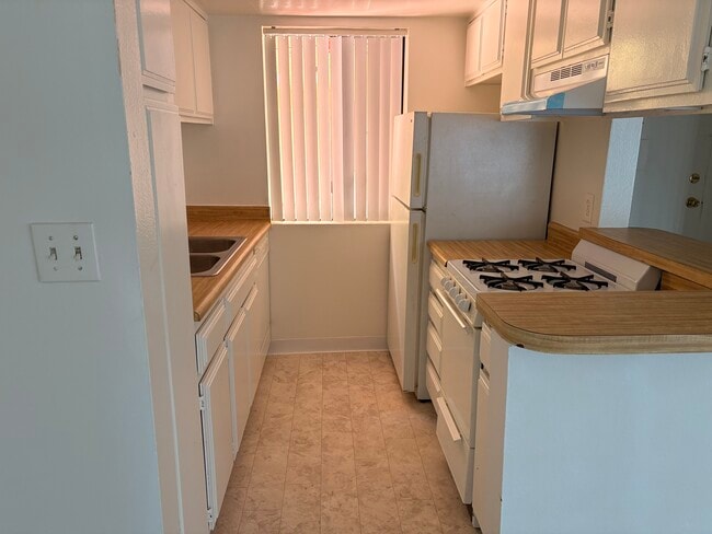 Photo - 6827 Whitsett Ave