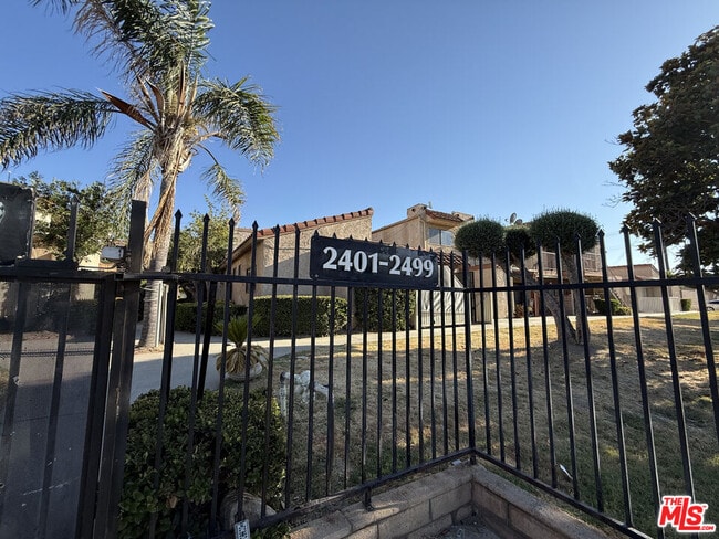 Photo - 2411 W Acacia Ave