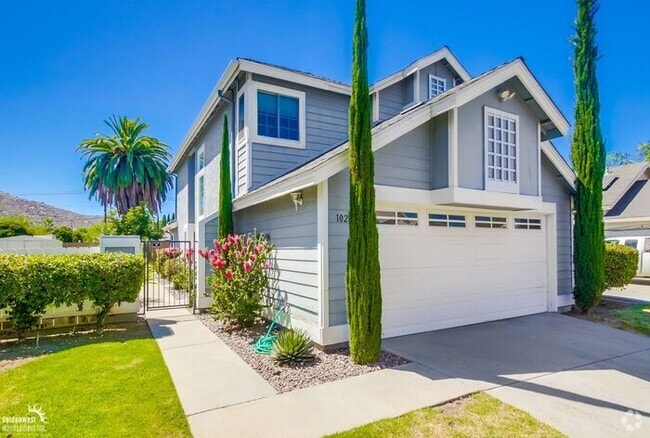 Building Photo - Stunning 4Bdm 2.5Ba Home Located in the Hi...