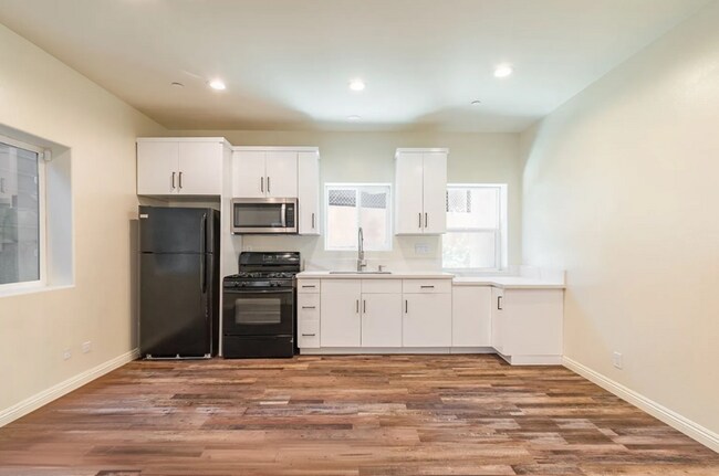 Photo - 3258 1/2 Dundas St.