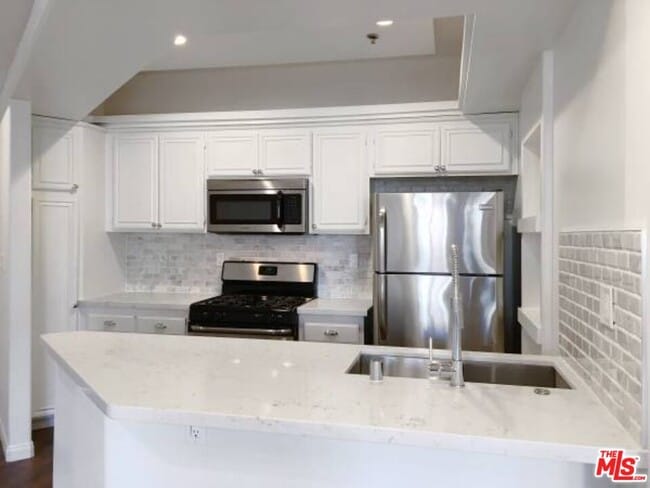 Building Photo - 12712 Moorpark St Unit 103