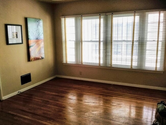 living room - 3010 W Martin Luther King Jr Blvd Unit 3