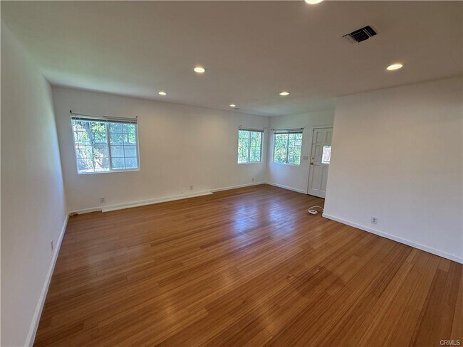 Photo - 19148 Saticoy St