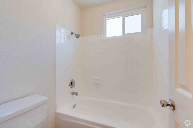 1BR, 1BA - 745SF - Royal Villa
