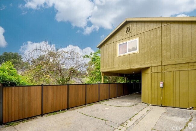 Building Photo - 10377 McBroom St Unit A-A Rental