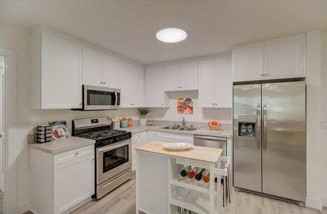 Building Photo - Kingsley Diplomat Apartments