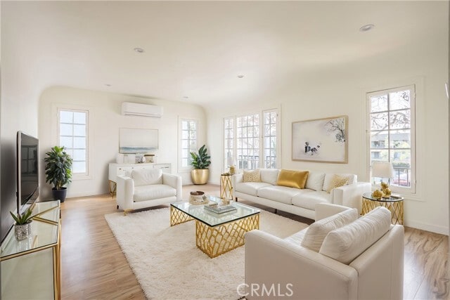 Building Photo - 738 S Stanley Ave