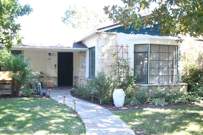 Building Photo - 250 N Catalina St Rental