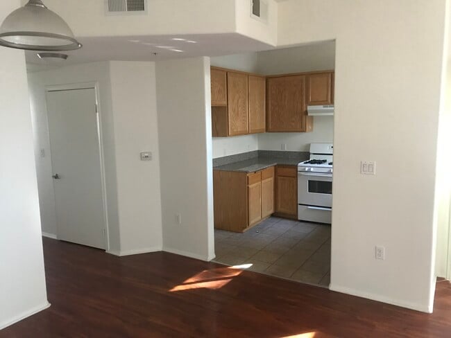 Photo - 15643 Wyandotte St