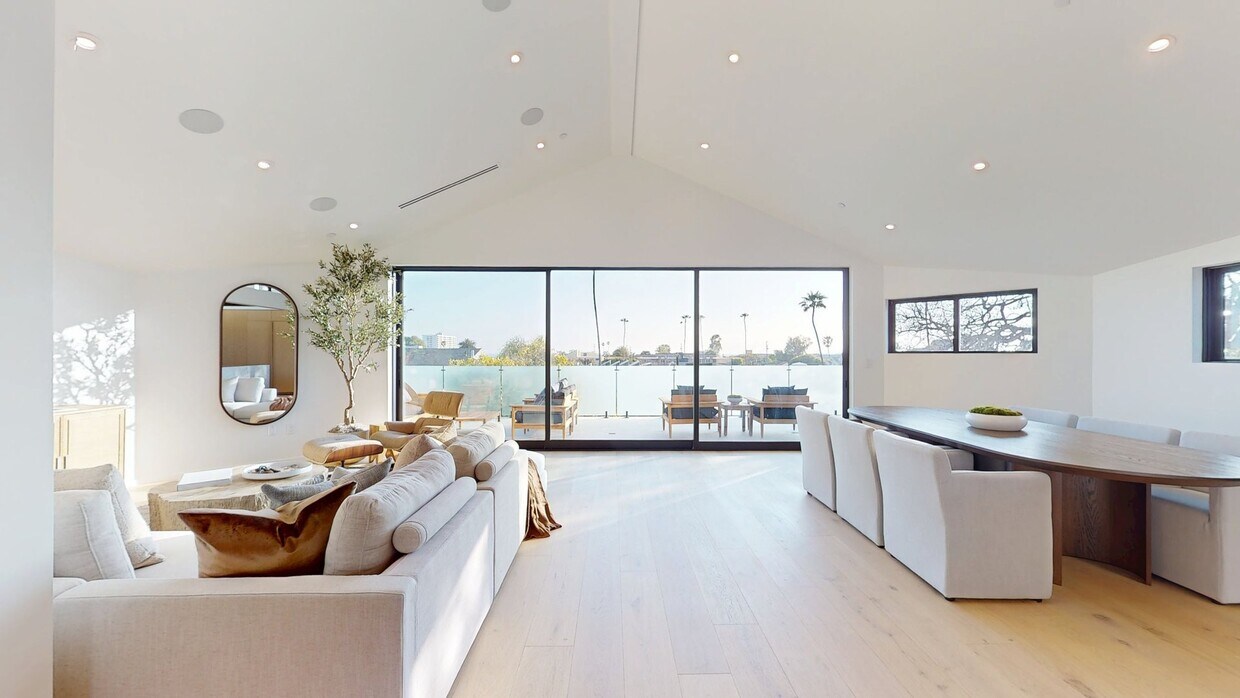 3D Tour - 2530 Beverley Ave House