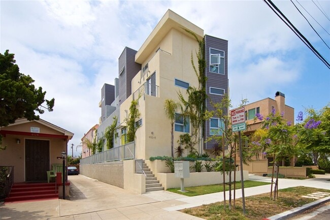 Building Photo - Beautiful 2-Bedroom Townhome in Hillcrest with Private Balconies & Attached Garage