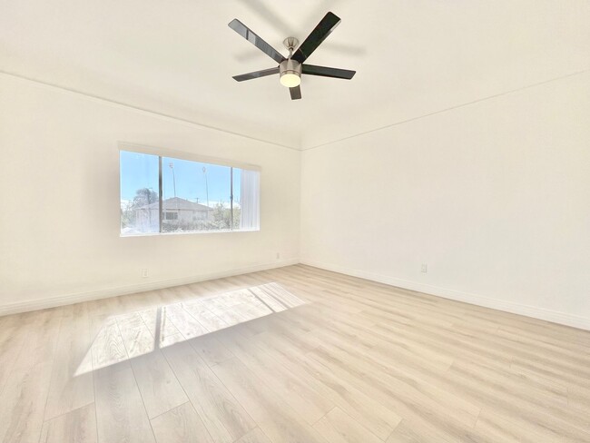 Photo - 707 W 48th St Unit 709 1/2