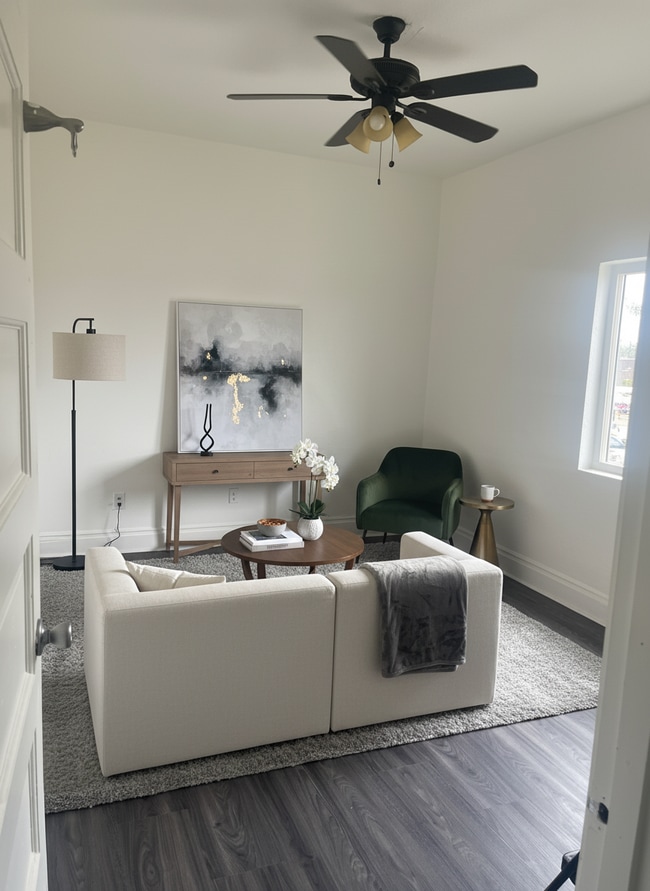 Photo - 704 S Soto St