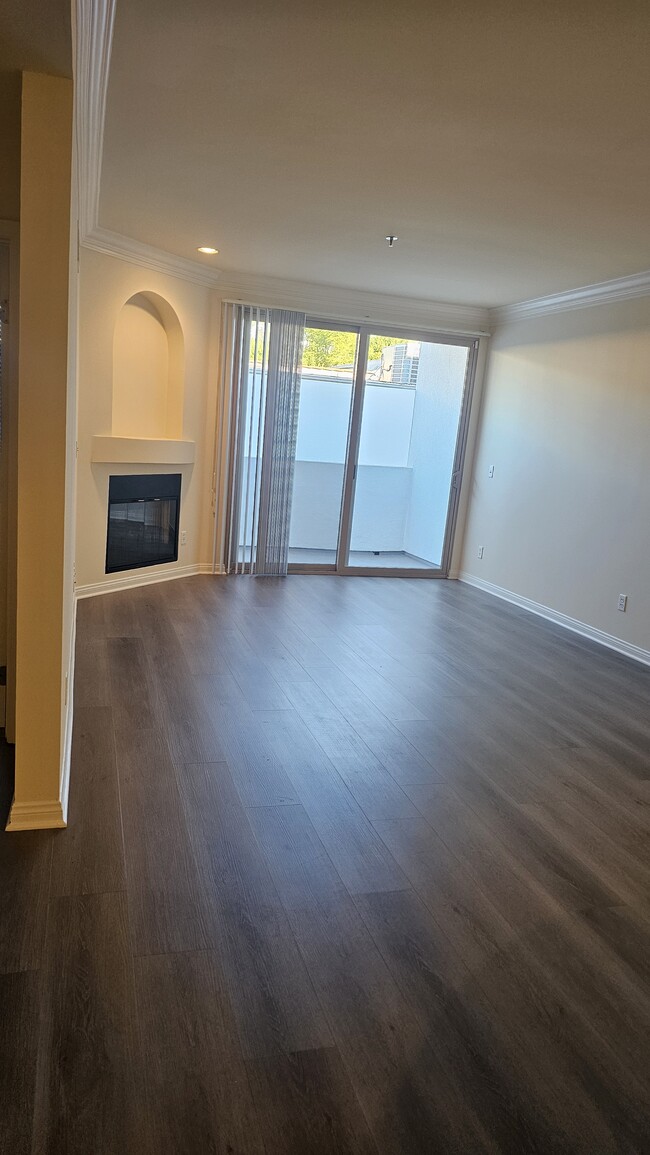 Building Photo - 949 N Croft Ave Unit 203