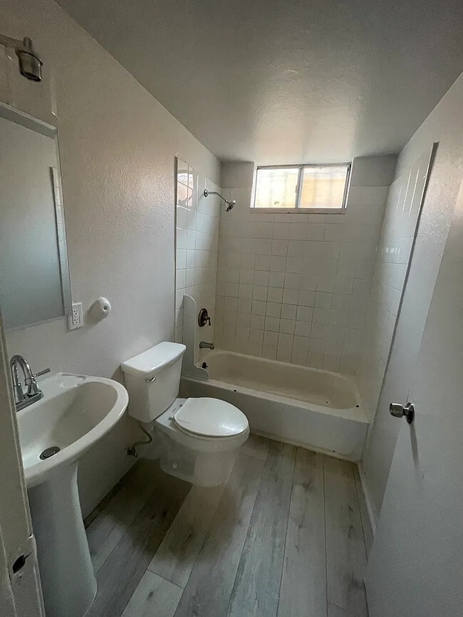 Bathroom - 118 E 84th Pl