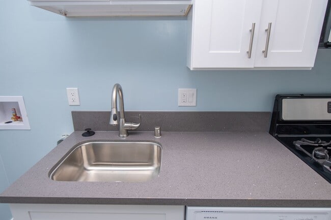 Photo - !!!!!Beautiful, Cozy Renovate Studio Apartment!!!!!