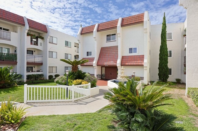 Building Photo - Beautiful 2 Bed, 2 Bath Condo in 62+ Commu...