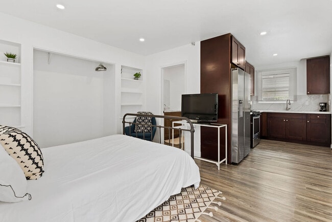 Building Photo - 512 W Juniper St