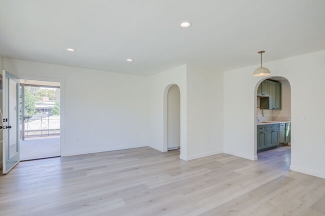 Building Photo - Riverside Residences Unit 12351 1/2