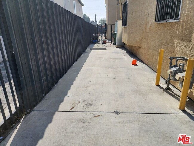 Photo - 750 E 40th Pl Unit 750