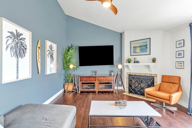 Living room - 5653 Riley St Unit 102