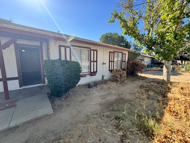 Photo - Remodeled 4+2 In Lake L.A. - $3000