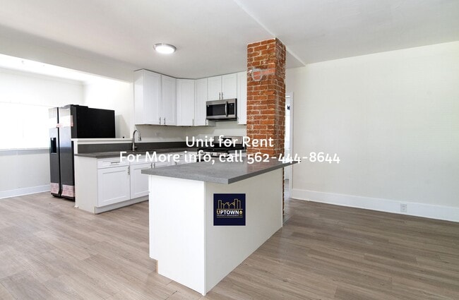 Building Photo - Duplex - 2 Bedroom/ 1 Bath - Santa Ana