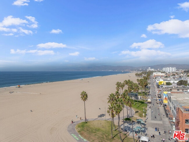 Building Photo - 21 1/2 Wavecrest Ave