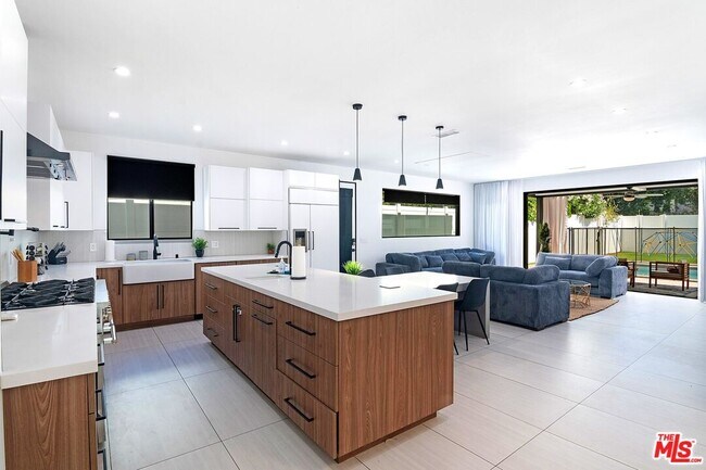 Photo - 18328 Bessemer St