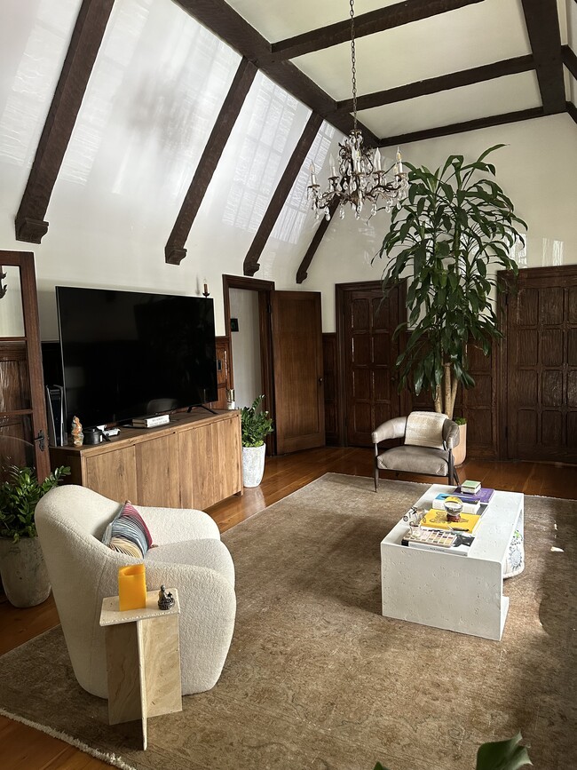 Photo - 333 N Sycamore Ave