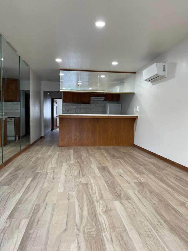 Building Photo - Los Caballeros #320 Unit 320