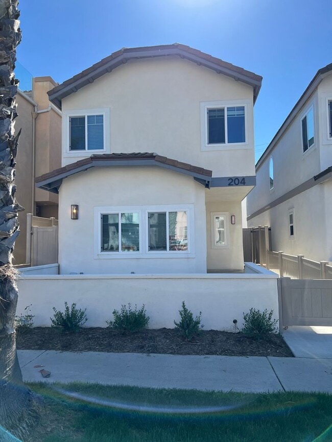 Building Photo - 204 18th St Unit 204 18th St