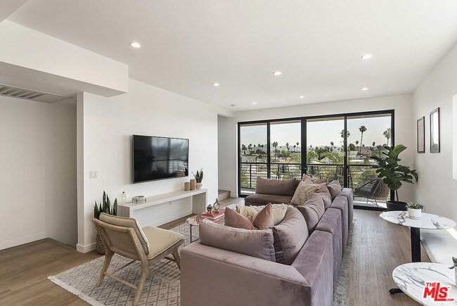 Photo - 811 N Harvard Blvd Unit ALL