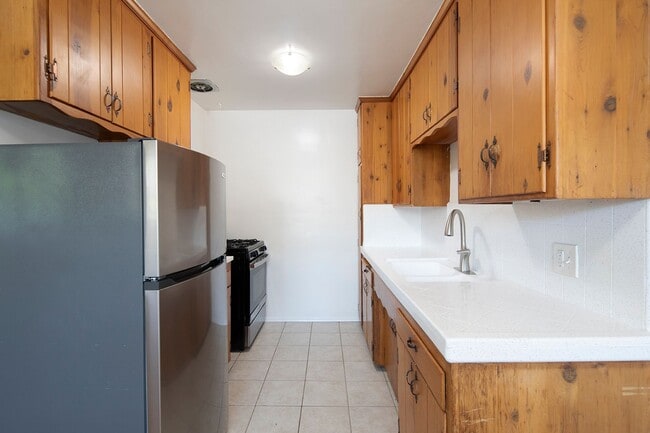 Photo - Talmadge Pacific Apartments