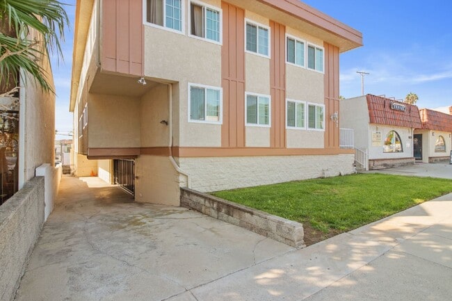 Building Photo - Stylish 1-Bedroom Apartment with Private B... Unit #4