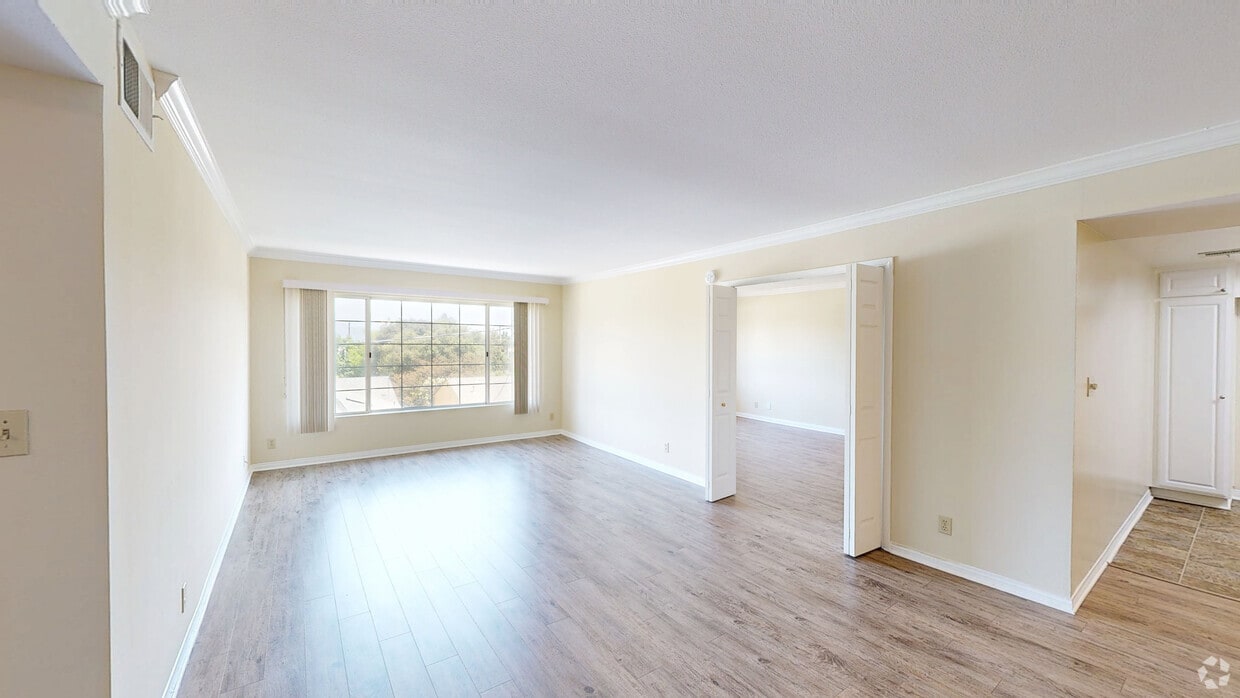 3D Tour - 400 N Hollywood Way