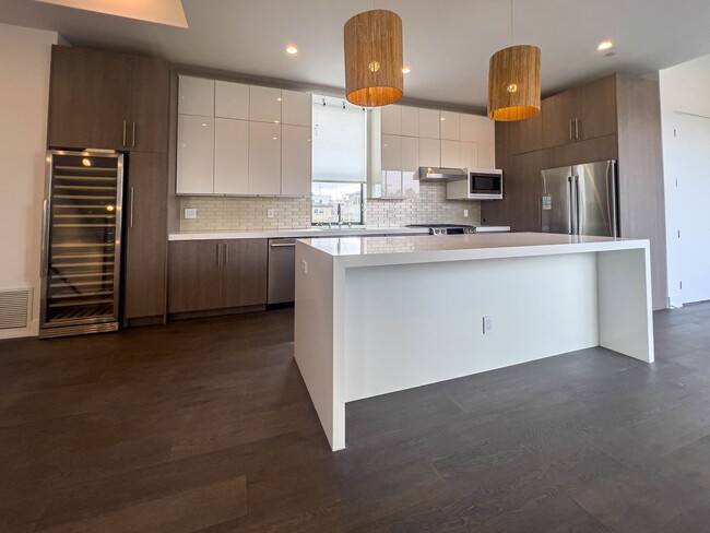 3 BR / 3.5 Bath Renovated Town-House in Pr... - 3 BR / 3.5 Bath Renovated Town-House in Pr...