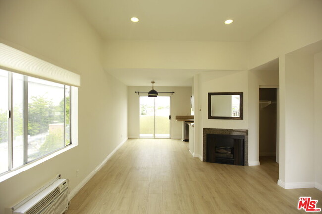 Building Photo - 833 Orange Grove Ave Unit 5