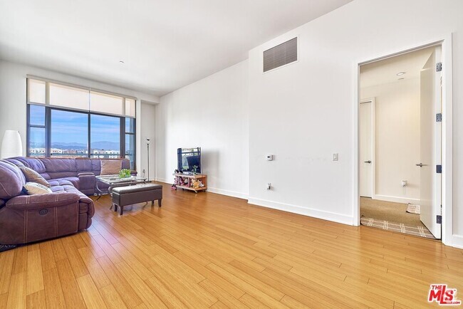 Building Photo - 3223 W 6th St Unit 405 Rental