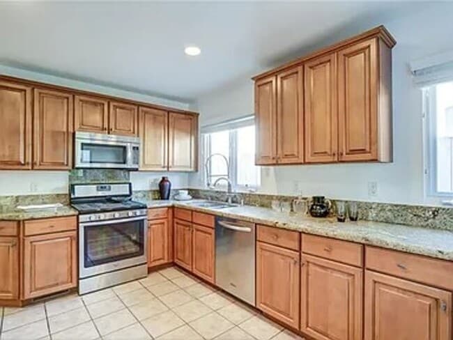 Photo - (Ellie:B) 900-902 Havenhurst Drive &amp; 8117 Willoughby Avenue Unit 902